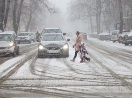 Киев засыпает снегом: появились яркие фото и видео