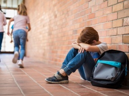 Укололи неизвестное вещество: на школьном дворе на ребенка напали хулиганы