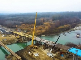 На Буковине завершают возведение нового моста через Прут