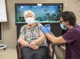 Швейцария начала COVID-вакцинацию - первую прививку сделали 90-летней женщине