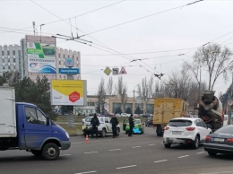 В Запорожье произошло ДТП с участием легковушки и грузовика-аварийки (фото)