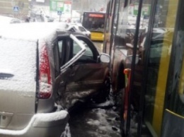 В Киеве машина на скользкой дороге протаранила два авто: в салоне находилась беременная, кадры ДТП