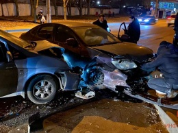 В Днепре на Николая Михновского Hyundai столкнулся с Chevrolet: водитель был пьян