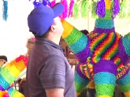 Бумажные пиньяты веселят мексиканцев на Рождество (видео)
