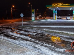 В Днепре улицу рядом с проездом Гальченко второй день заливает водой: дорога превратилась в кашу из льда и снега