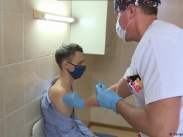 Вакцина "Спутник V": как корреспонденту DW сделали вторую прививку от коронавируса