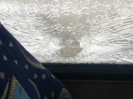 В маршрутке под Киевом болтом разбило окно возле пассажирского сиденья: фото