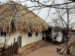 В селе под Запорожьем сохранилась старинная хата с соломенной крышей - фото