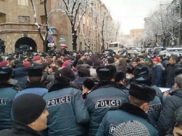 В Ереване начались столкновения и задержания