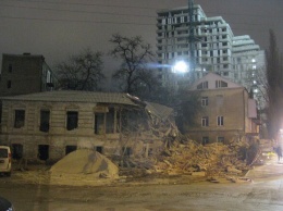 Осталась только гора кирпичей: в центре Днепра снесли "двуликий" дом (фото)