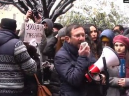 Возле здания правительства Армении проходит митинг с требованием отставки Пашиняна