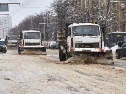 Харьковчан просят не парковать машины на обочинах и не заграждать въезды во дворы