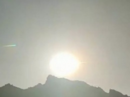 Появились фото и видео пролетающего в небе над Китаем огненного метеорита