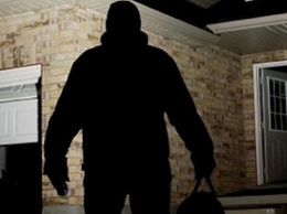 В Днепропетровской области двое мужчин избили пенсионерку в ее собственном доме и забрали продукты