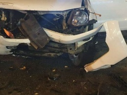 Авария в Запорожье: автомобиль влетел в ограждение супермаркета
