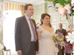 На свадьбе сфотографировали сотрудника ФСБ, бывшего ухажера невесты - молодожены получили 13 лет тюрьмы