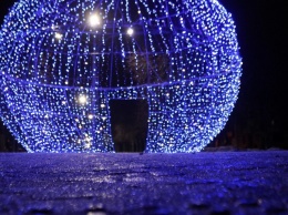В Никополе аллею на лице Каштановой украсил новогодний шар