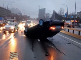 В Киеве автомобиль Toyota опрокинулся на крышу: видео