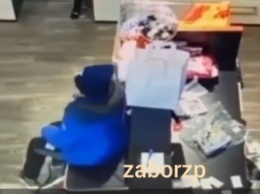 В Запорожье на камеры видеонаблюдения попал ребенок, который обворовал магазин нижнего белья (видео)