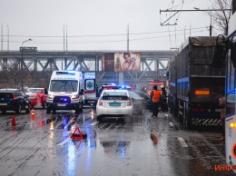 Тройное ДТП на Набережной Заводской в Днепре: спасатели вырезали женщину из авто