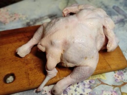 Днепрянин купил в супермаркете курицу-мутанта с тремя лапами (ФОТО.ВИДЕО)