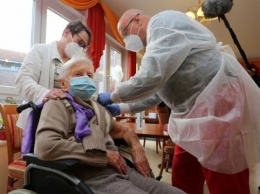 В Германии первую прививку от коронавируса сделали 101-летней женщине