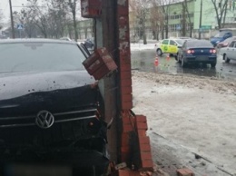 ДТП в Харькове: авто влетело в остановку