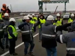 Турецкие рабочие станцевали на новом мосту в Запорожье