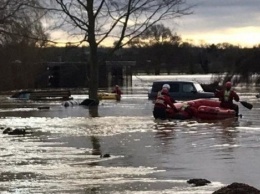 Из-за наводнения в английском графстве Бедфордшир эвакуируют более 1,3 тыс. семей