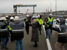 В честь открытия: турецкие рабочие станцевали на проезжей части нового моста (видео)