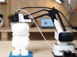 Уникальный робот умеет писать, печатать объекты и переносить их