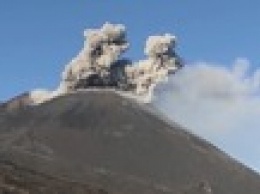 Извержение вулкана Этна сняли с высоты - черный дым и пепел затягивают все вокруг: видео