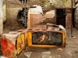 В античном римском городе показали хорошо сохранившийся прилавок бара с фресками, которому более 2000 лет