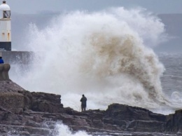 Сильный ветер во Франции и наводнение в Британии: шторм «Белла» бушует в Европе