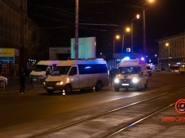 В Днепре на Вокзальной площади маршрутка сбила мужчину: пострадавшего увезла скорая