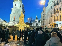 На Софийской площади снова появилась та самая шляпа, которая была на верхушке главной елки