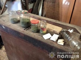 В Бердянске полиция разоблачила мужчину, хранившего дома 1 кг каннабиса