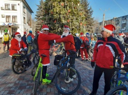 Дед Мороз к нам едет на велосипеде: в Кривом Роге прошел необычный велопробег