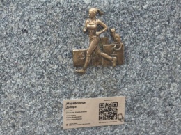 Полюбуйтесь: в Днепре появилась третья мини-скульптура из бронзы (фото)