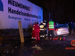 В Днепре на Запорожском шоссе Opel влетел в фуру: водителя зажало в салоне