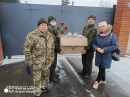 Теплые приветы с подарками получили дети военнослужащих от волонтеров Кривого Рога