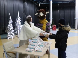 Детей льготных категорий поздравили с новогодними и рождественскими праздниками
