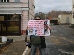 В Омске суд оштрафовал участников пикетов против Мураховского