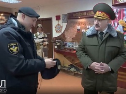 В Минске омоновцы вручили Лукашенко черный берет «за особые заслуги»