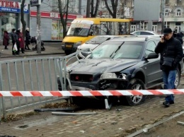 Женщина лежала под колесами: на проспекте Поля автомобиль влетел в остановку