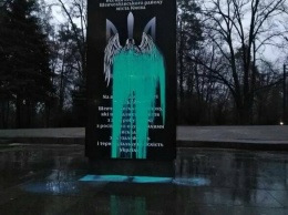 В Киеве вандалы осквернили памятник воинам АТО, погибших в войне с Россией, ФОТО