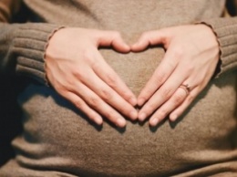 Женщина зачала третьего ребенка, вынашивая двойню - разница в возрасте детей составила 11 дней