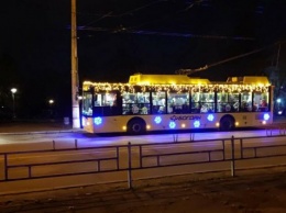 По Херсону колесит праздничный троллейбус