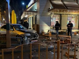 В Одессе Nissan врезался в террасу McDonald's, есть пострадавшие