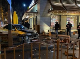 В Одессе легковушка влетела в "Макдонадльдс", пострадала посетительница